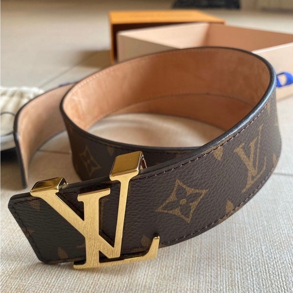Louis Vuitton golden buckle in the form of the initials LV with width of 40 mm - Picture 1 of 5